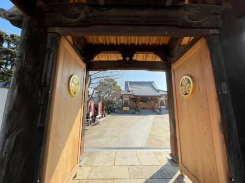 山門にある寺紋の「三つ葉葵」