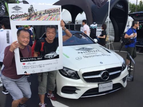 レース先導者ベンツの前で