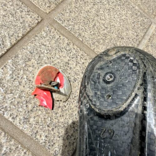 カカトパーツ外れた